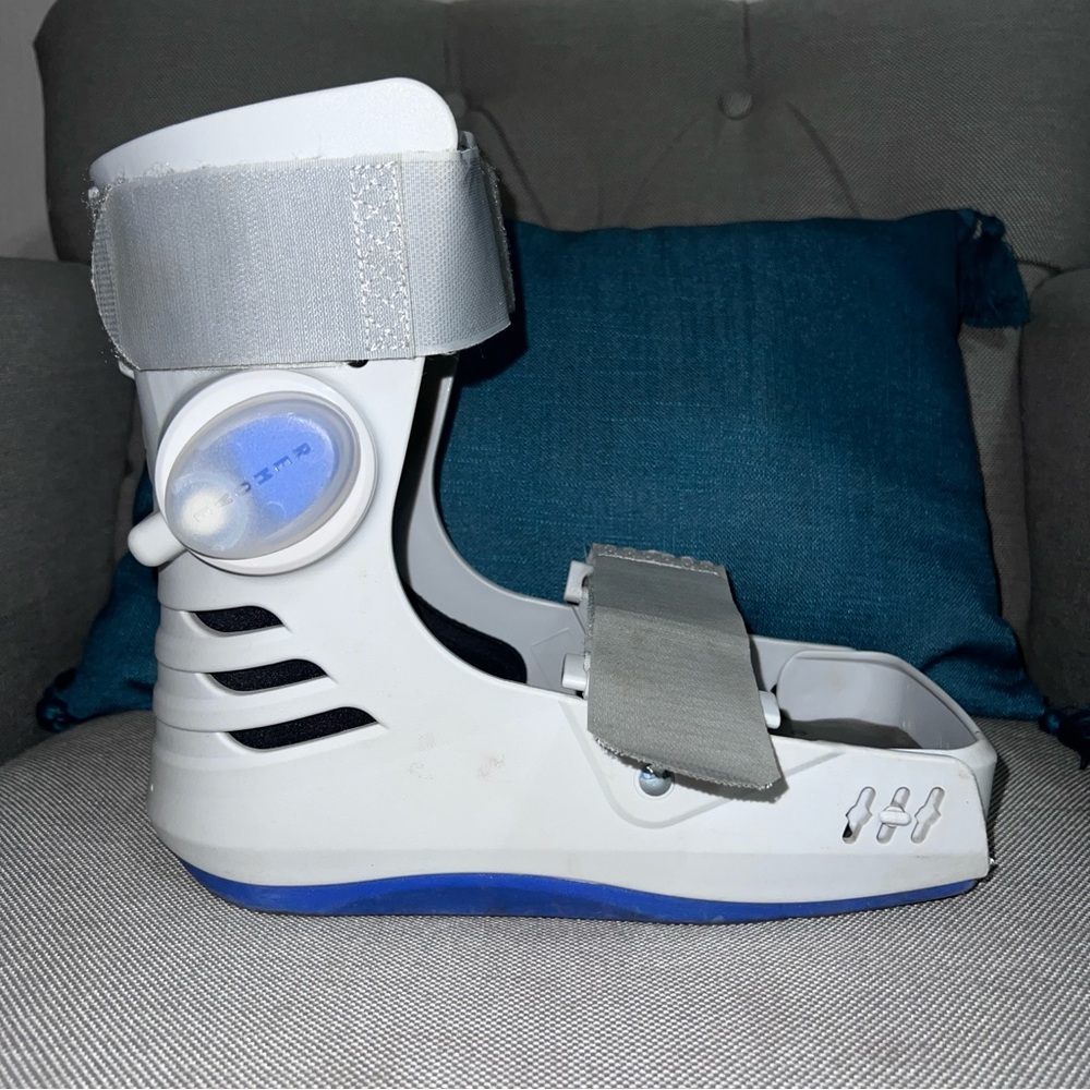 DeRoyal Medium Walking Boot Size~ Shell Only